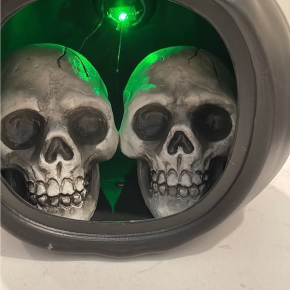 Light Changing Skull Pumpkin - Picture 6 of 9
